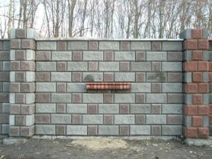 sovremennyy-vysokokachestvennyy-shlakoblok-dlya-zabora